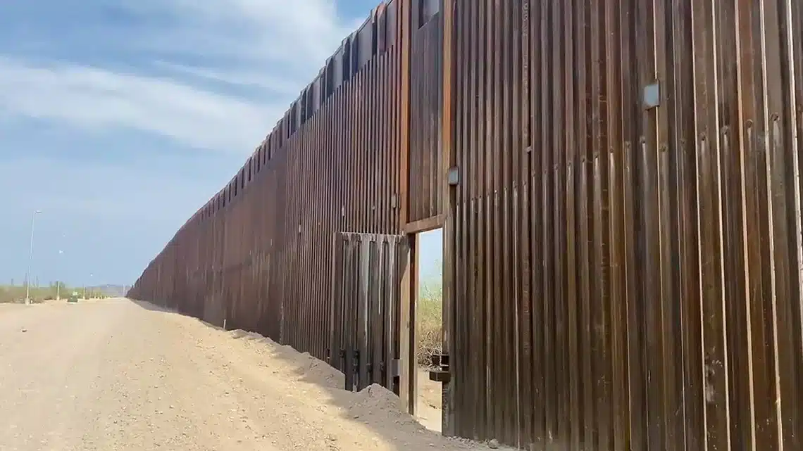 Muere migrante en muro fronterizo