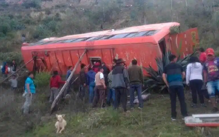 Mueren 12 personas tras accidente de autobús en Perú; hay 15 heridos