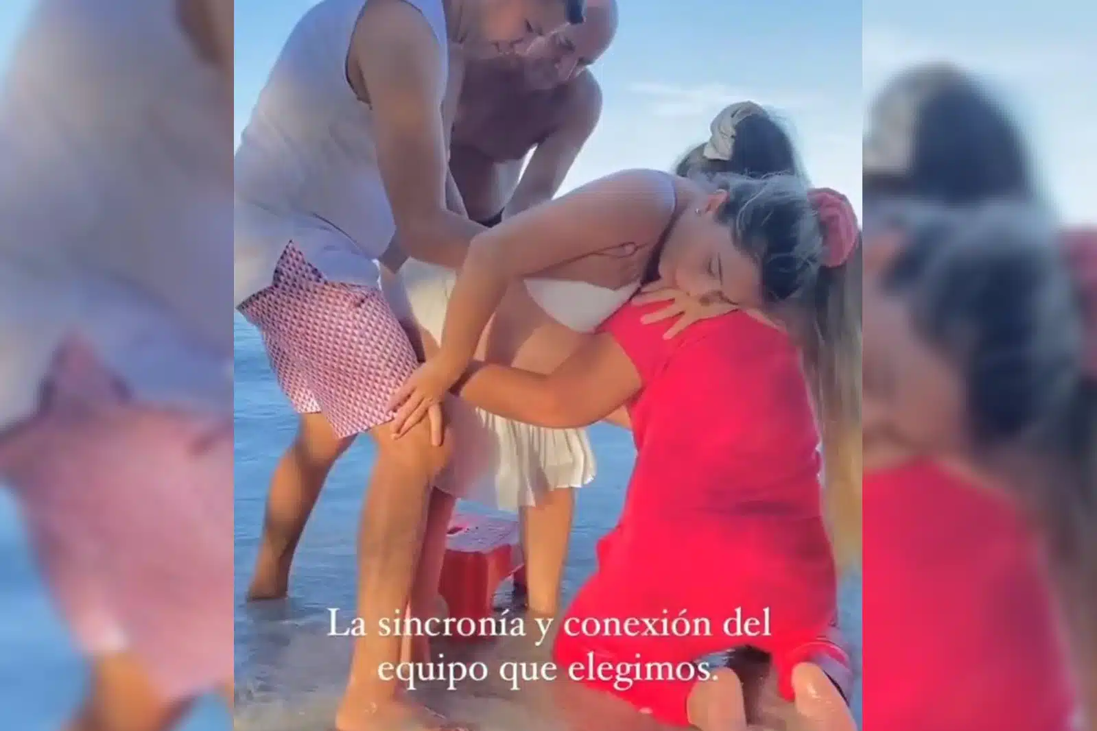 Mujer da a luz dentro del mar y genera polémica en redes sociales