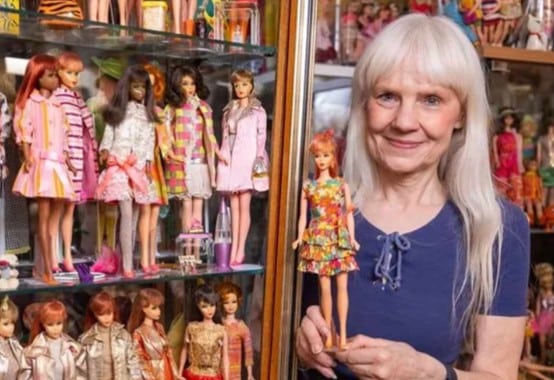 Mujer en Alemania tiene 18 mil barbies