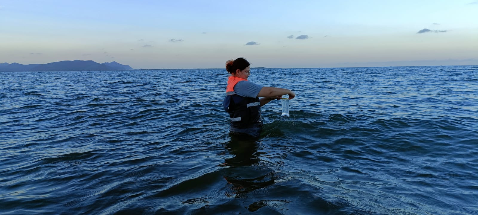 Mujer toma muestras de playa