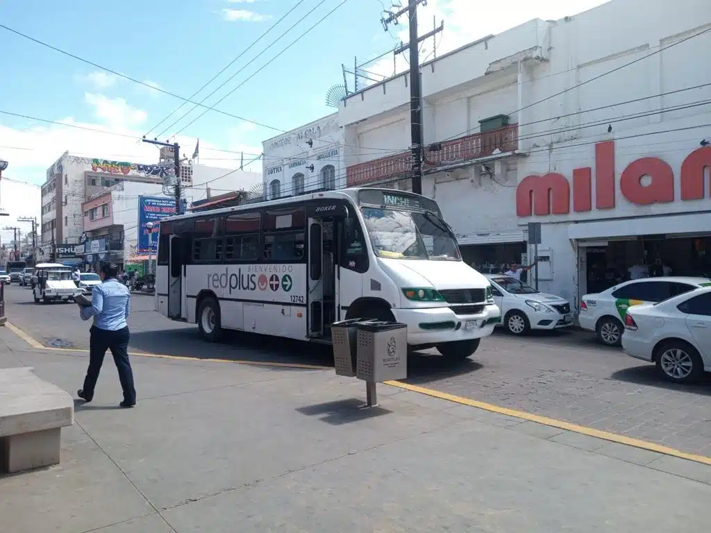 Sancionarán a los choferes de camiones urbanos que no utilicen el carril preferencial en Mazatlán.