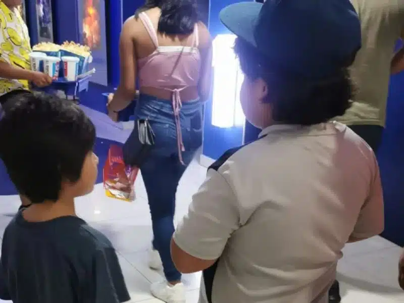 2 niños son abandonados en cine de Cancún