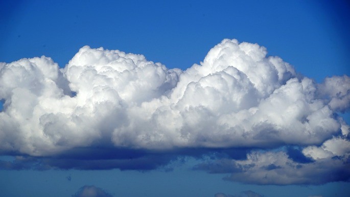 Cielo nubes altas y blancas