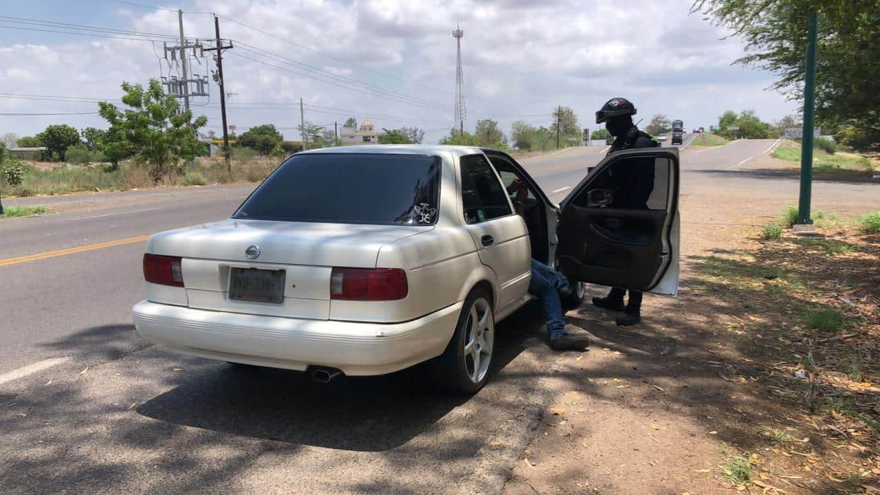 Agentes de la Dirección de Seguridad Pública y Tránsito Municipal de Angostura, retiran polarizado no visible a automovilistas.