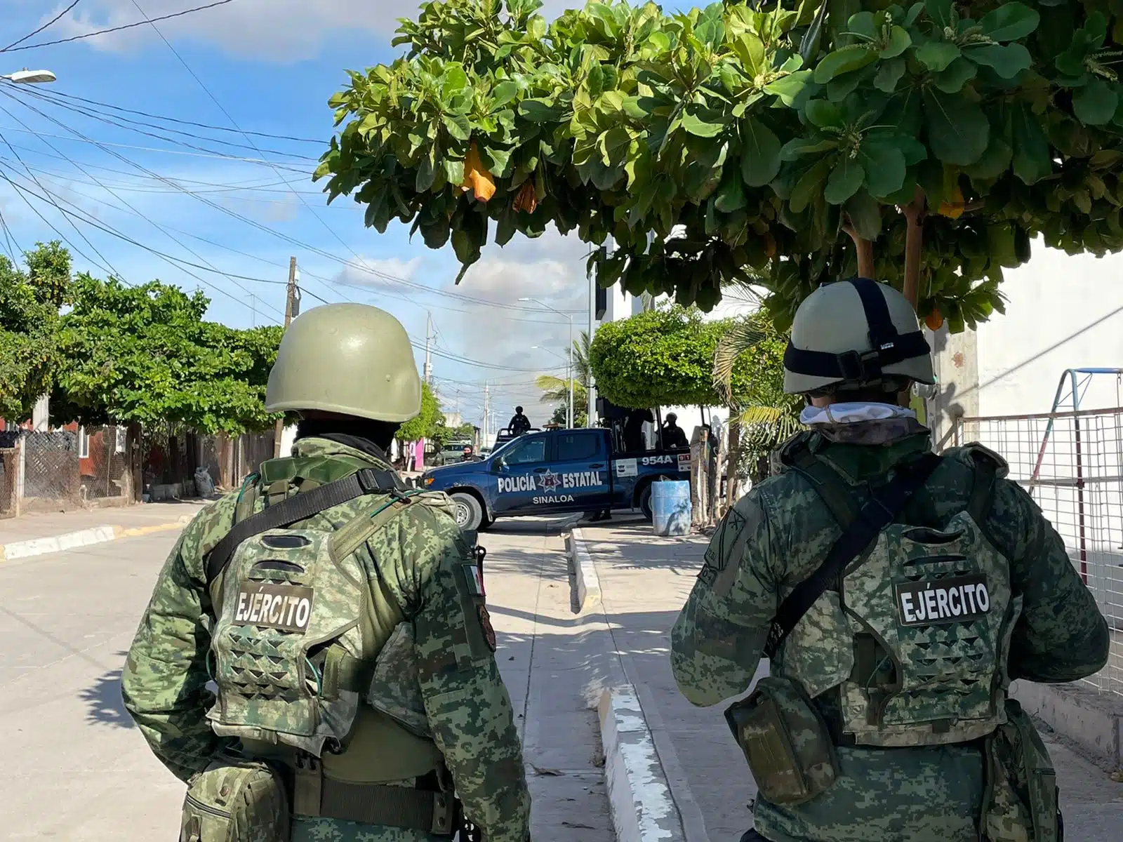 Policías estatales y militares, resguardan domicilio en el tamarindo, Culiacán.