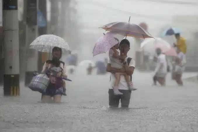 Ordena Japón evacuación de 360 mil personas tras fuertes lluvias