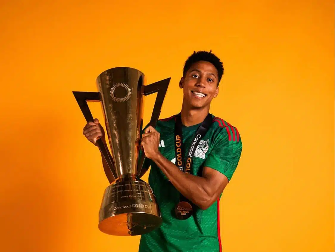 Una persona con la playera de México y con la copa oro en sus manos