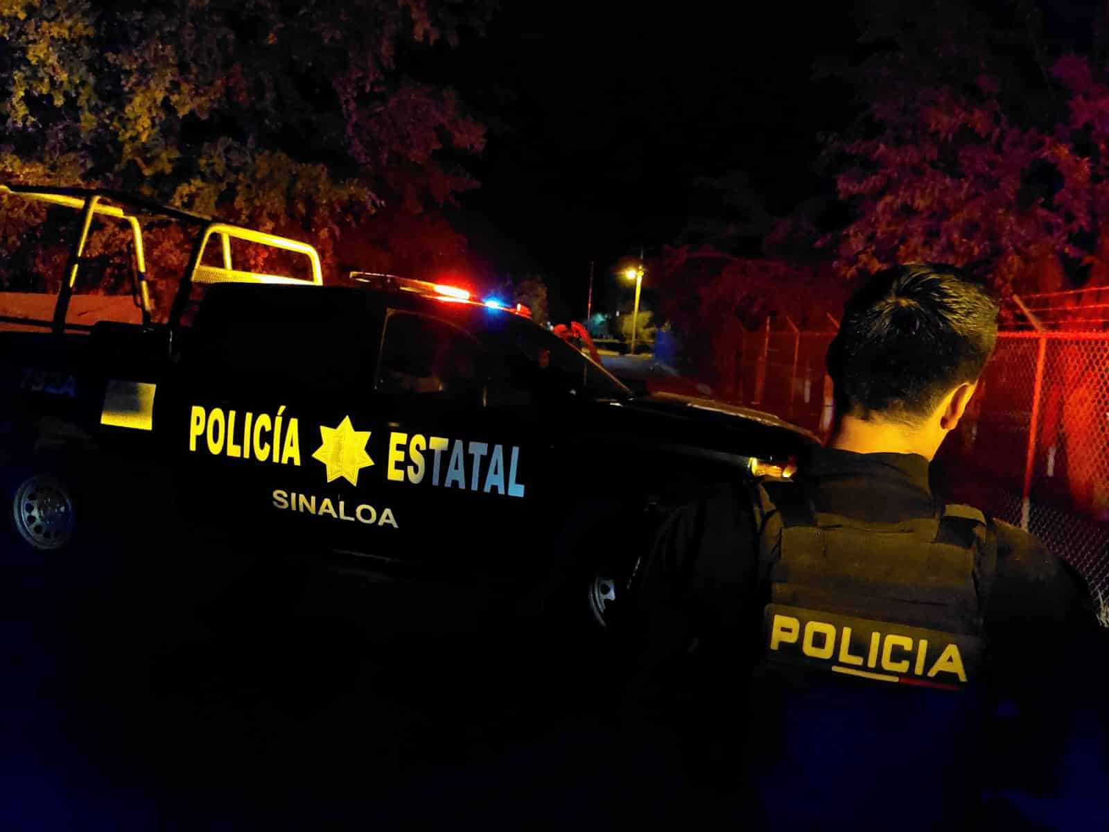 Una camioneta tipo patrulla de la PEP, una persona de espaldas con uniforme