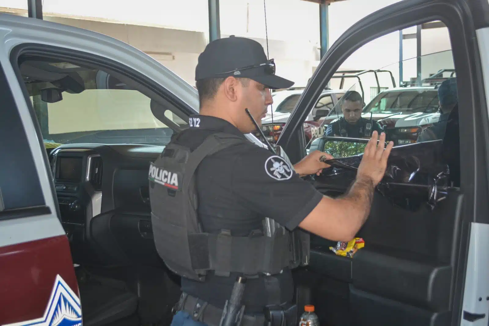 El retiro de polarizado en elementos de seguridad pública, se realizo está mañana con el fin de crear un ambiente de confianza con la población y estén seguros de quienes estén abordo.