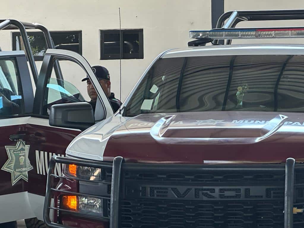 Agente de la Policía retira el polarizado de una patrulla.