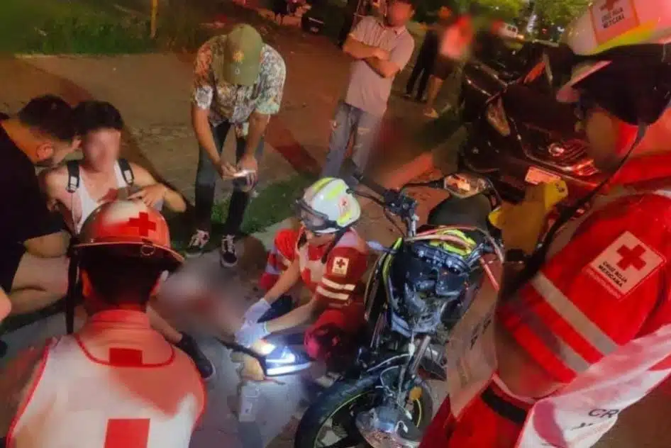 Paramédicos atienden a motociclista accidentado