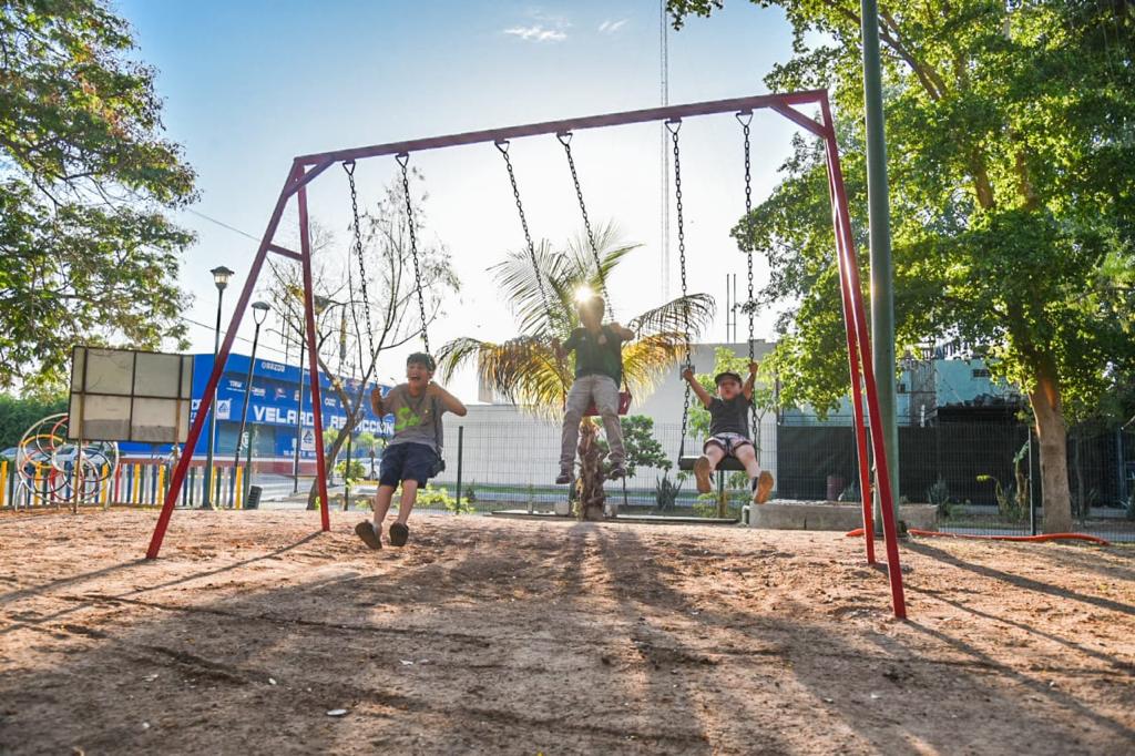 Niños en columpios