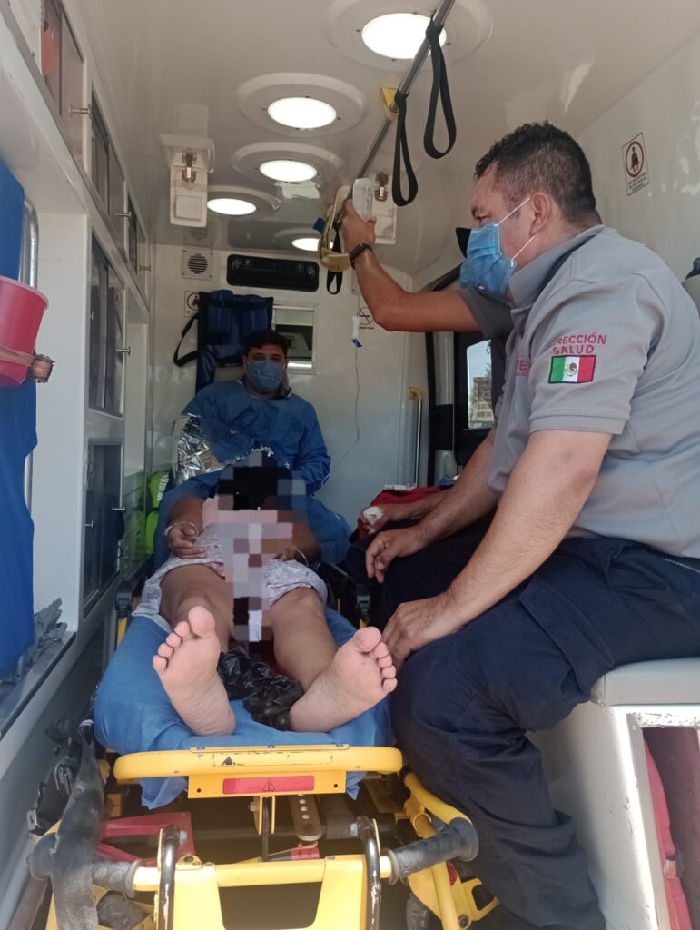 Paramédicos de Summa atendiendo a mujer a bordo de una ambulancia 