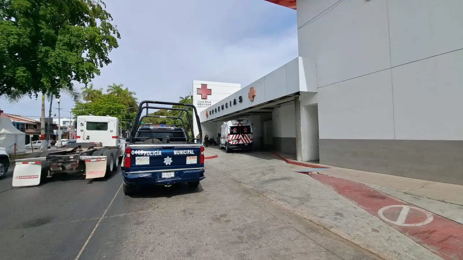 Patrulla de la Policía Municipal afuera de la Cruz Roja Mexicana