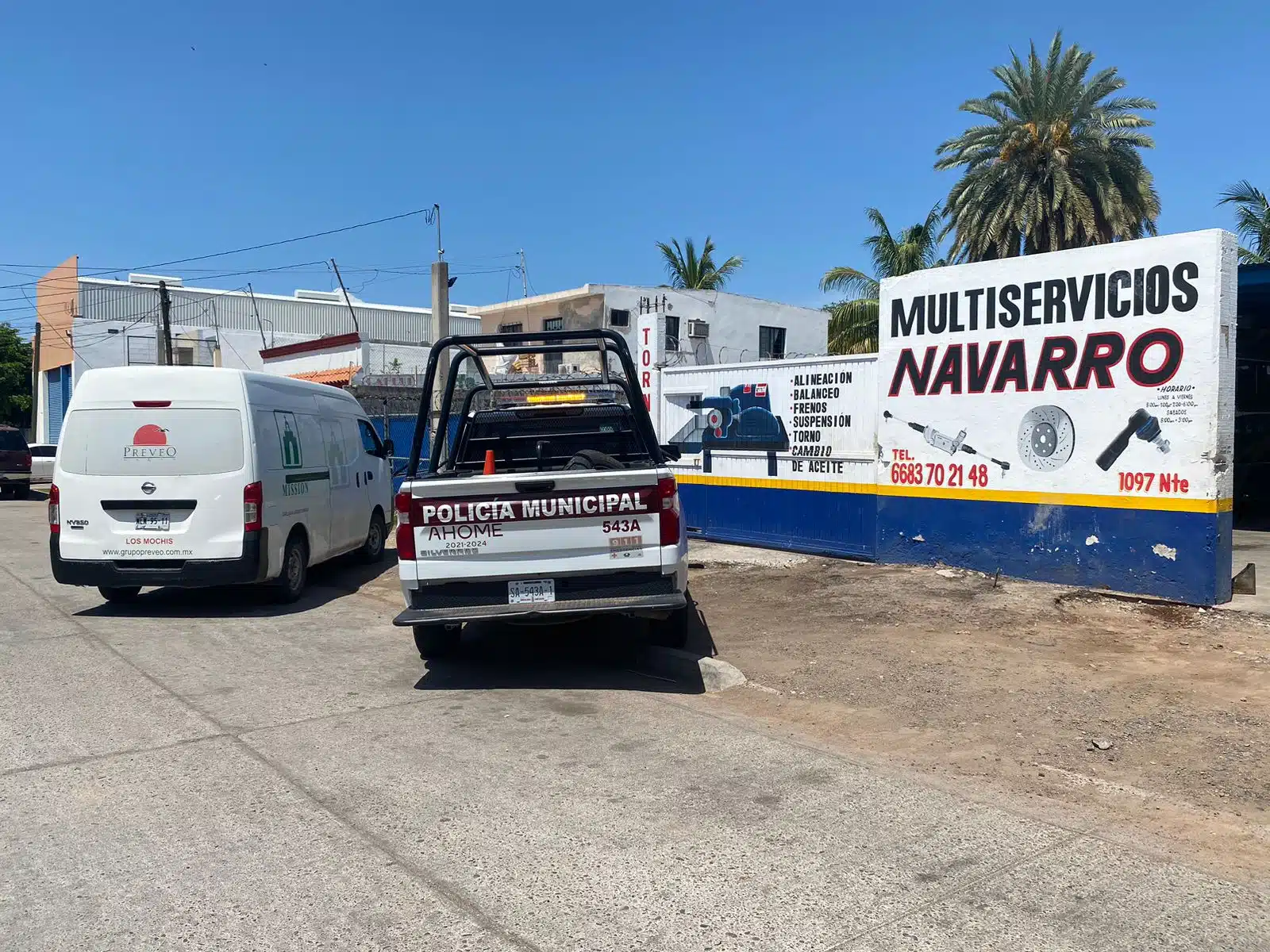 Patrulla de la Policía Municipal de Ahome y unidad de traslado de una funeraria local en negocio donde falleció un velador