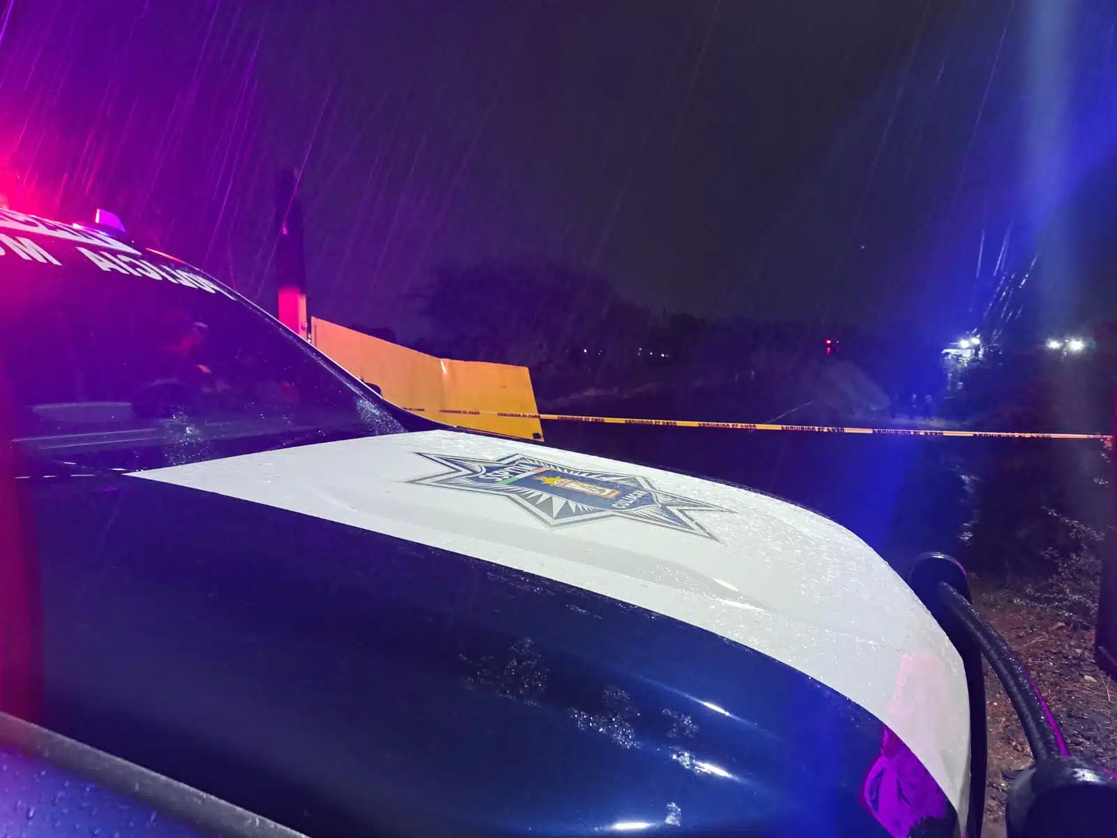 Patrulla de la policia municipal de Culiacán en medio de la lluvia