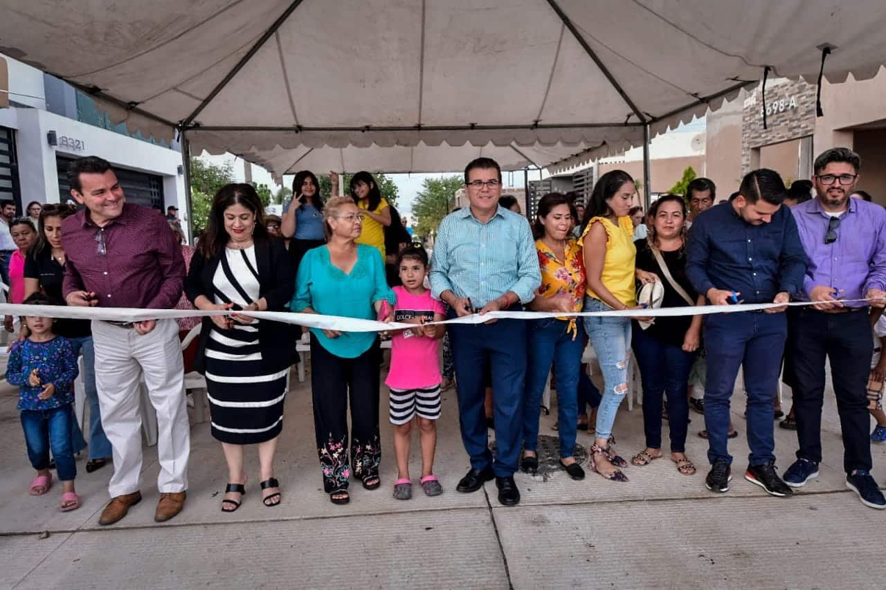 Edgar González, alcalde de Mazatlán, estuvo presente en la entrega de las calles pavimentadas.