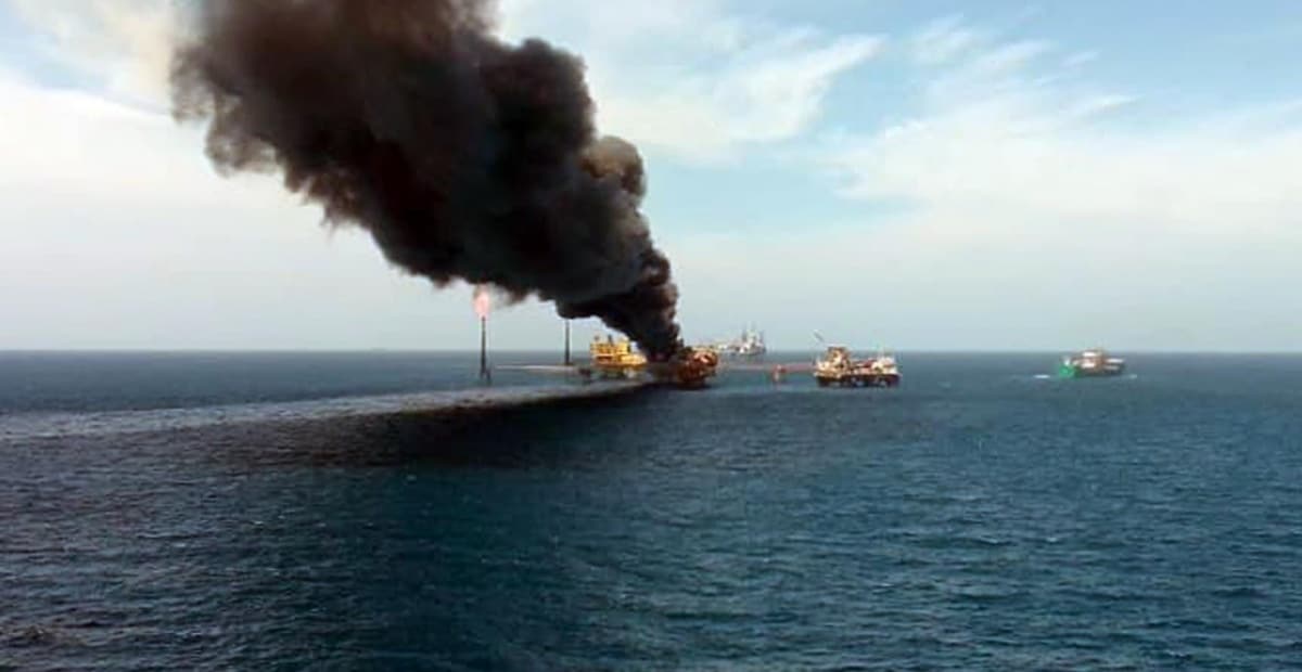 Pemex confirma 2 muertos y un desaparecido en el incendio de la plataforma de Campeche