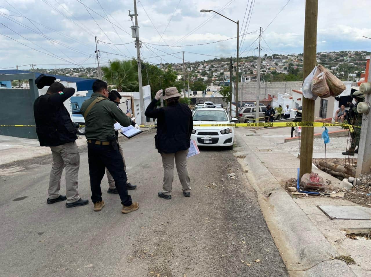 Periciales trabajan en la escena del crimen un homicidio de un joven en Culiacán