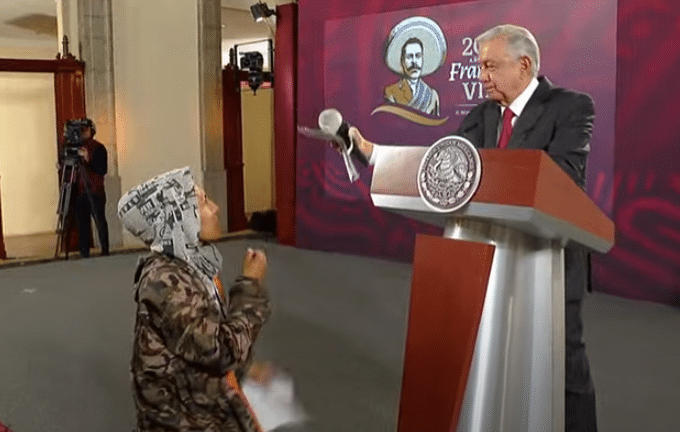 Periodista se hinca ante AMLO