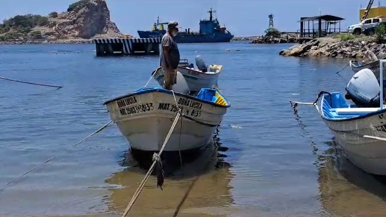 pescador en lancha