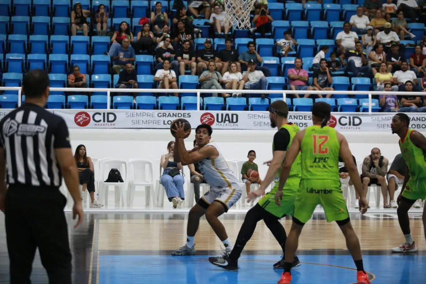 Piratas Basketball jugando basquetbol en el torneo de la Cibapac