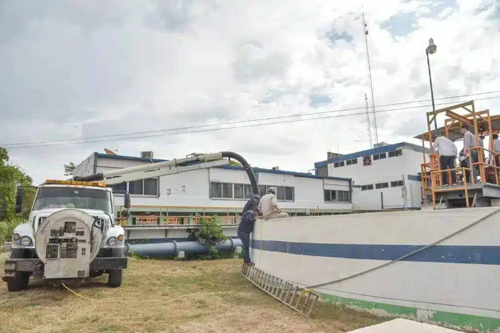 Un camión y 6 personas en unas instalaciones