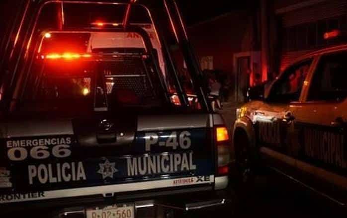 Una camioneta de la policía con las torretas prendidas