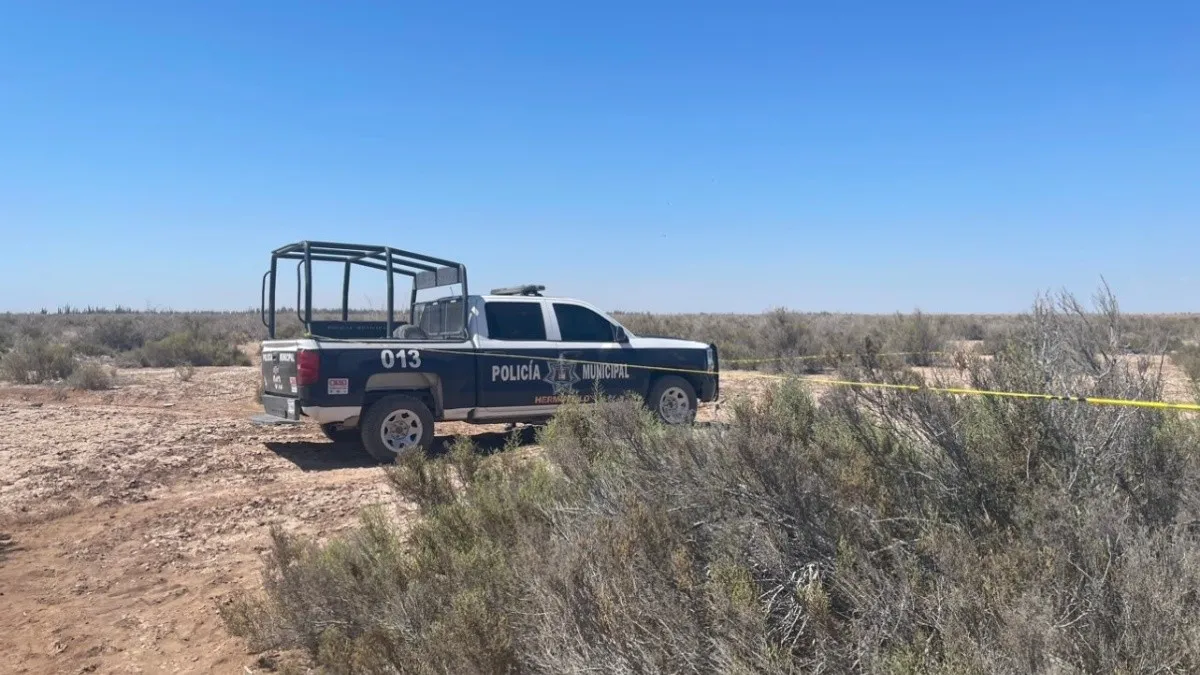Camioneta de policía del estado de Sonora, arbustos, tierra y una cinta amarilla