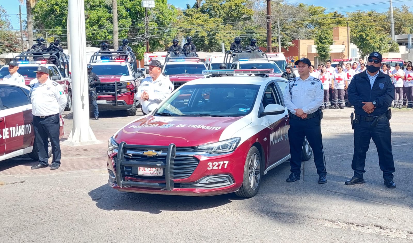 Personas a un lado de un carro