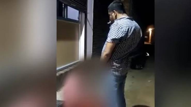 Político de la India orina a un hombre tribal en la vía pública; recibe fuerte castigo