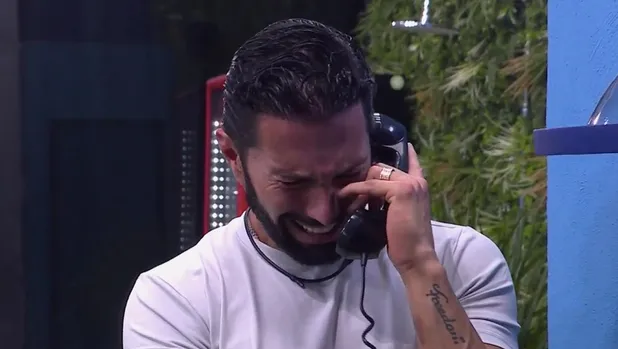 Hombre llorando en teléfono