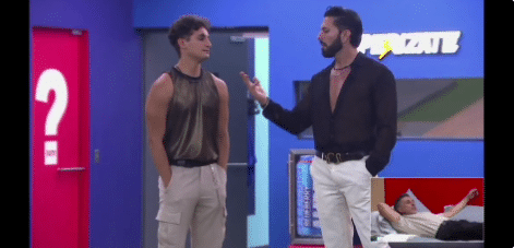 Dos hombres platicando en casa
