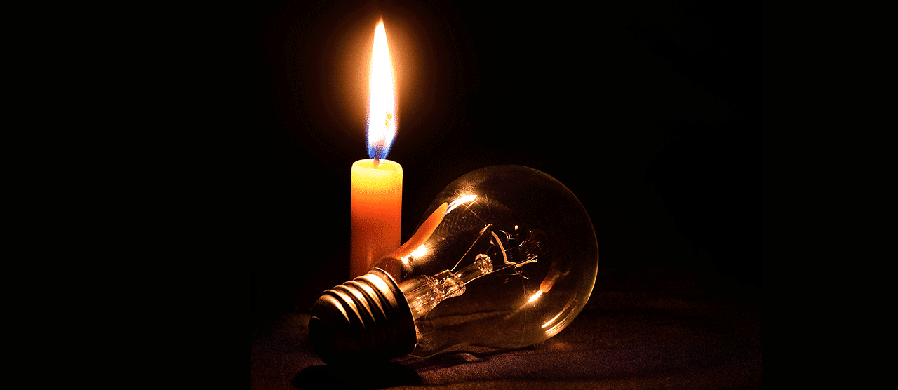 Veladora encendida y foco apagado