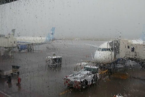 Por tormenta eléctrica, aerolíneas suspenden aterrizajes y  despegues en AICM