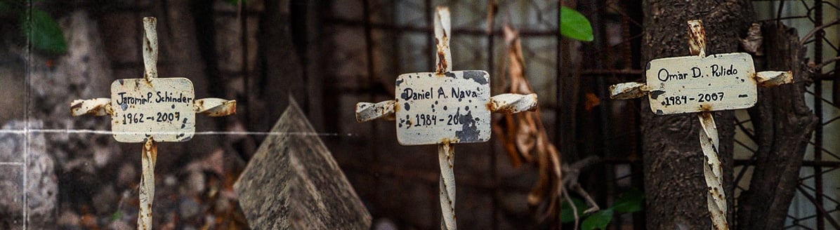 Tres fotografías de los cenotafios de los pilotos muertos en el avionazo en Culiacán