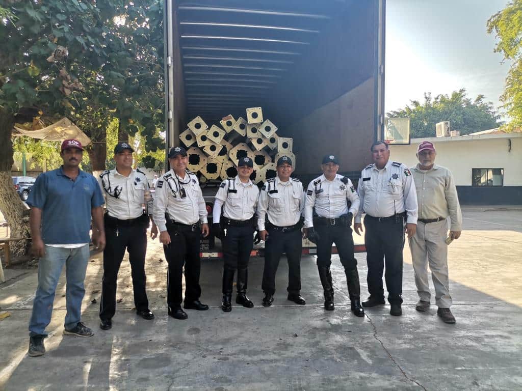 Postes de semáforos en una caja de tráiler y personas de vialidad