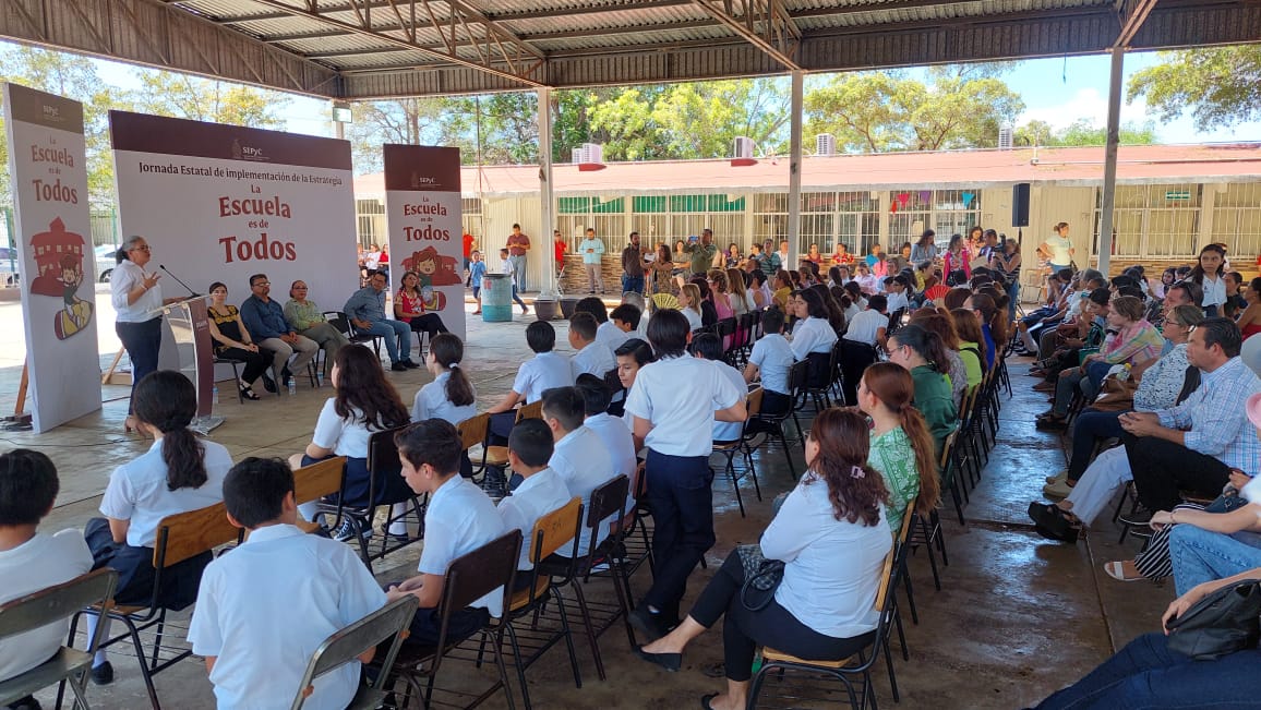 Presentación del programa La escuela es de todos de la SEPyC en escuela primaria de Los Mochis