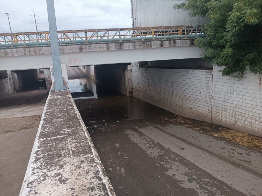 Puente desnivel en Guasave inundado tras lluvias por tormenta de rápida formación