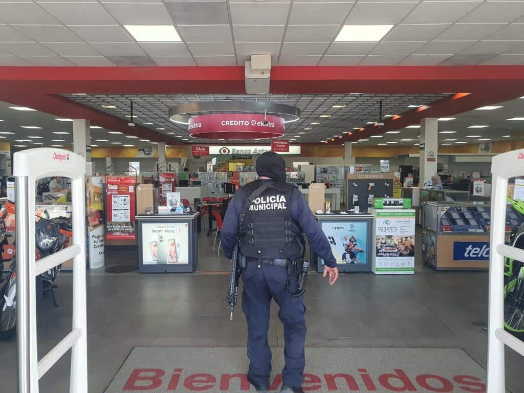 MUJER ES ASALTADA POR MOTOCICLISTA DESPUES DE HABER RETIRADO 45 MIL PESOS EN UNA TIENDA DEPARTAMENTAL, EN CULIACÁN.