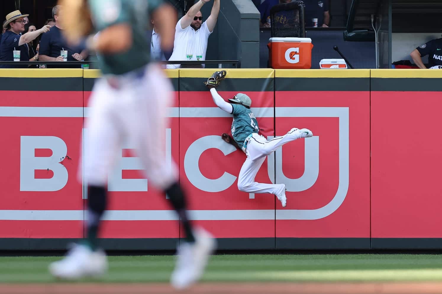 fildeo de gran manera un batazo de Freddie Freeman