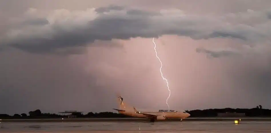 Rayo impacta avión en aeropuerto de EU