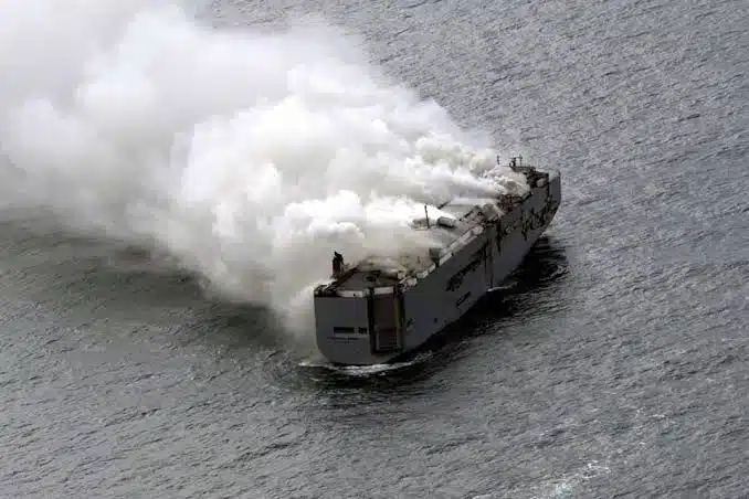 Reportan fuerte incendio en un buque carguero; transportaban 3 mil vehículos