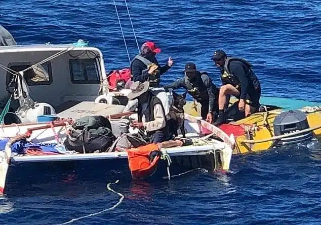 Rescatan a náufrago y su perrita en el Océano Pacífico; sobrevivió comiendo pescado crudo y agua de lluvia