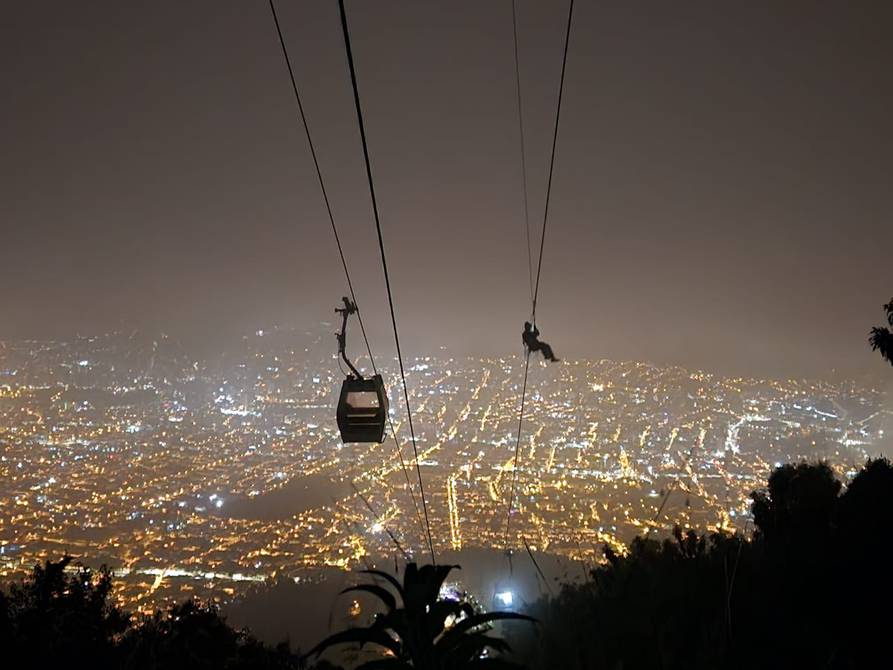 Rescatan a personas atrapadas en teleférico de Quito; operativo duró 11 horas