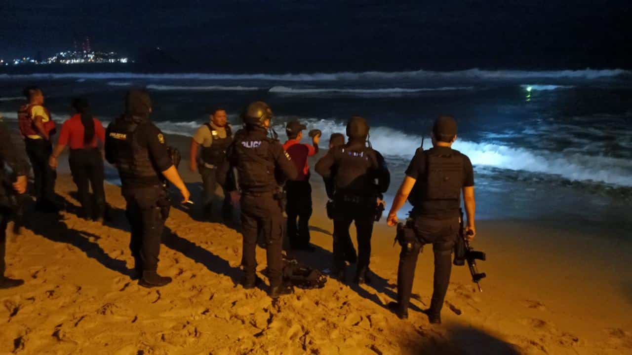 Rescatan a hombre de morir ahogado en el mar, en Mazatlán