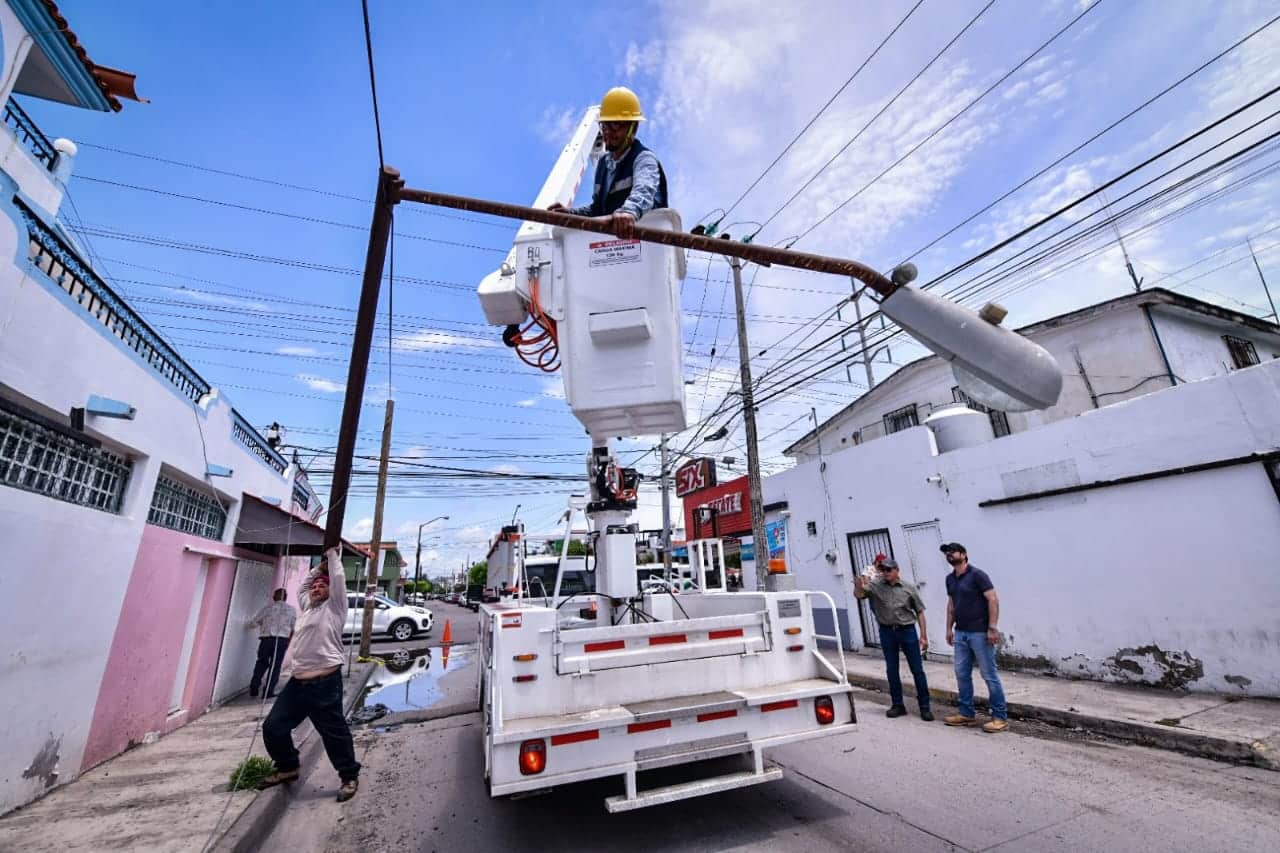 Restablecen energía eléctrica (2)