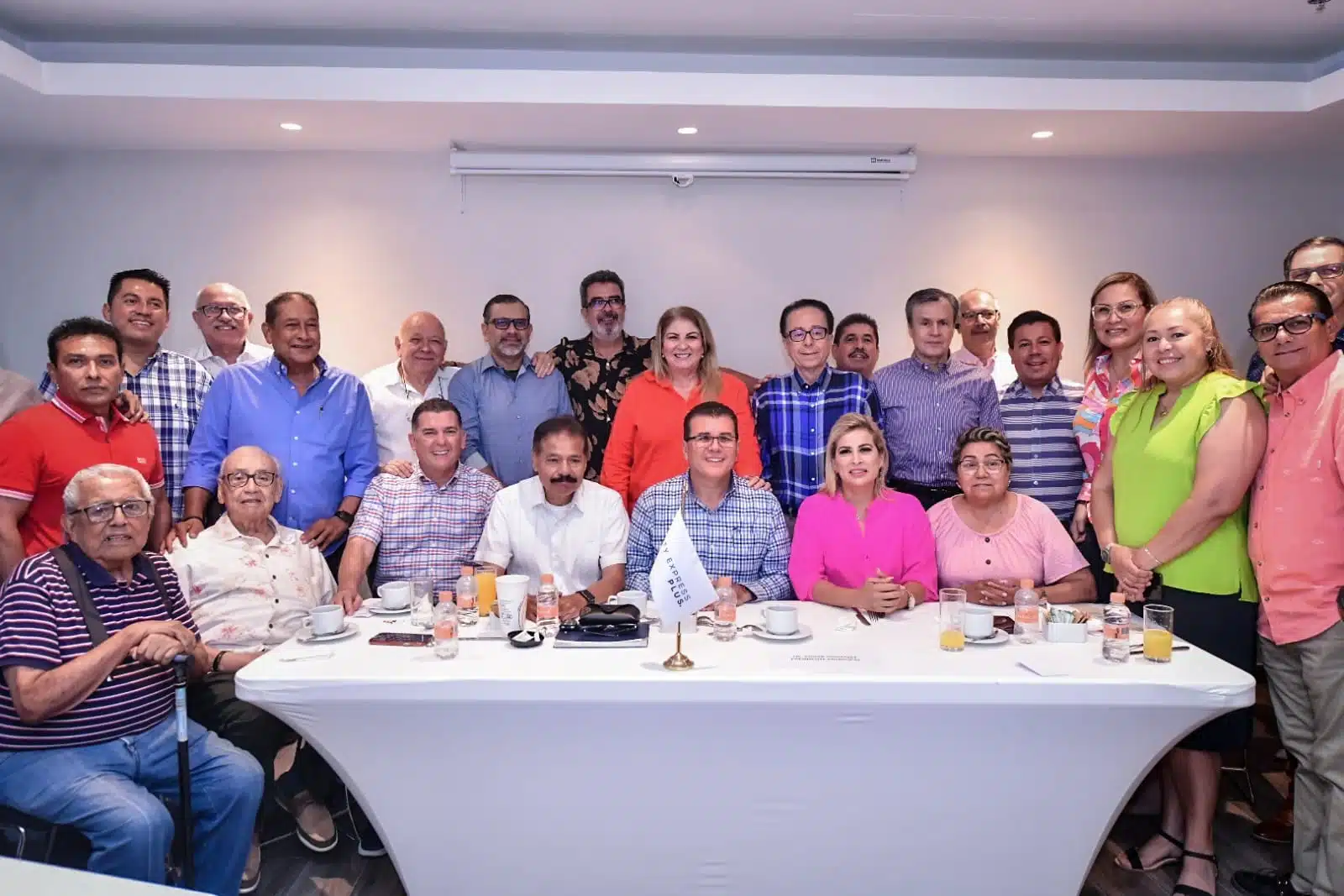 Édgar González Zataráin se reunió con integrantes de la asociación Amigos de Mazatlán Participación Activa (Amapa) A.C.