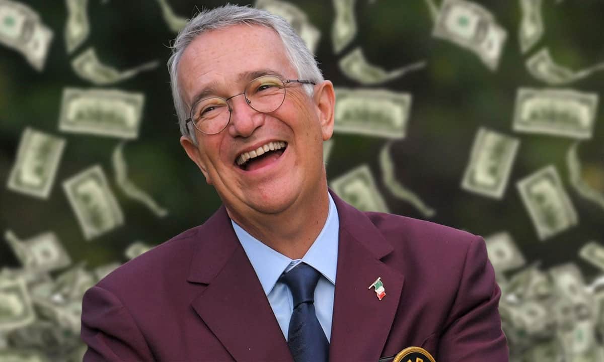 Hombre millonario sonriendo